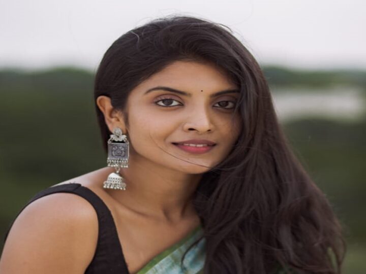 Actress Nivedhithaa Sathish looks ethereal in these pictures !