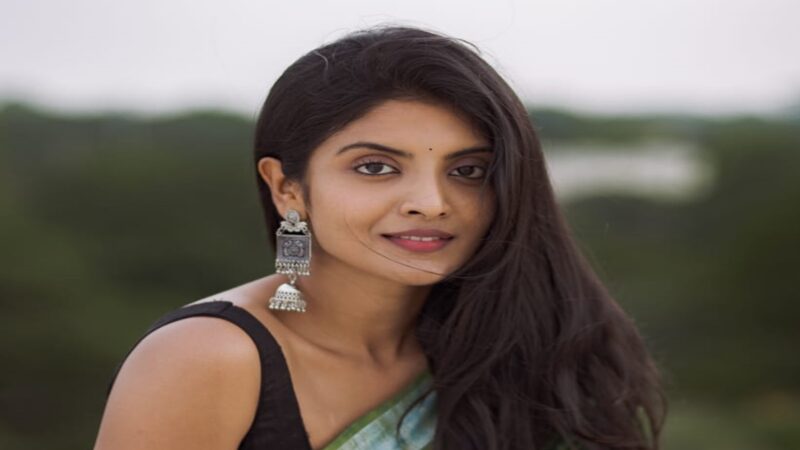 Actress Nivedhithaa Sathish looks ethereal in these pictures !