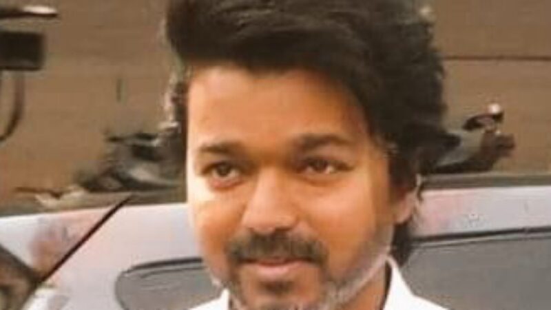 திடீரென ரசிகர்களை சந்தித்த விஜய் : காரணம் என்ன?