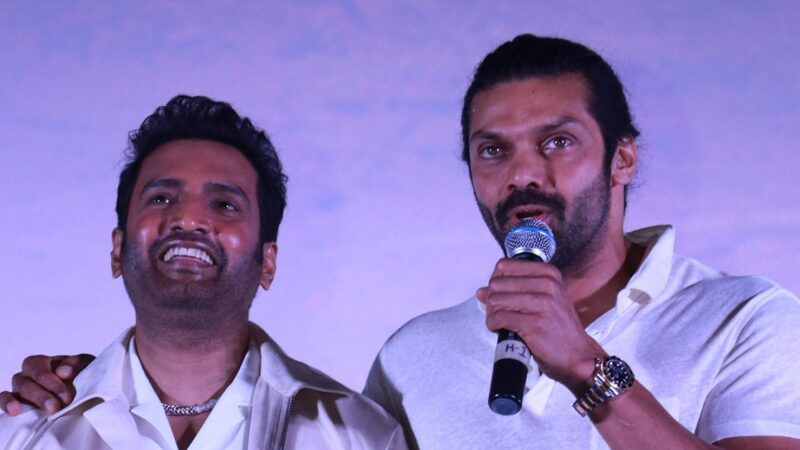 புது வருஷம் அதுவுமாக என்னை ஜிம் போக வைத்துவிட்டான் – ஆர்யாவை கலாய்த்த சந்தானம்!